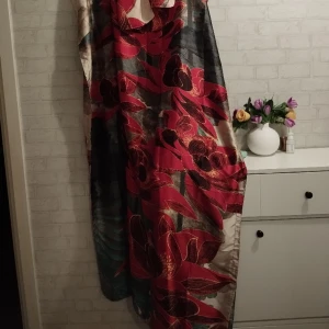 Klänning  - Ny klänning med scarf / själ 