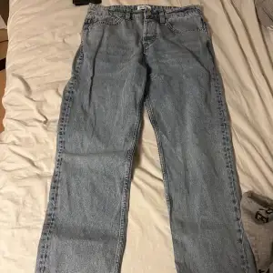 Säljer ett par ljusblåa jeans, aldrig använda i storlek 30/32