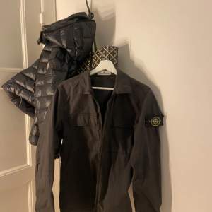 Säljer min killes mörkgråa Stone island overshirt som är köpt på Nk i Göteborg i somras.Tyvärr är kvittot borttappat men skulle kunna skicka fler äkthetsbevis privat om det skulle önskas. Hör av er vid intresse eller frågor💗 