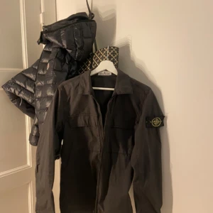 Stone island overshirt - Säljer min killes mörkgråa Stone island overshirt som är köpt på Nk i Göteborg i somras.Tyvärr är kvittot borttappat men skulle kunna skicka fler äkthetsbevis privat om det skulle önskas. Hör av er vid intresse eller frågor💗 