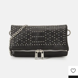 Väska med nitar  - Handväska som är dupe på Zadig väskan. Använd sparsamt men säljer då de inte riktigt är min stil lämgre. ⭐️