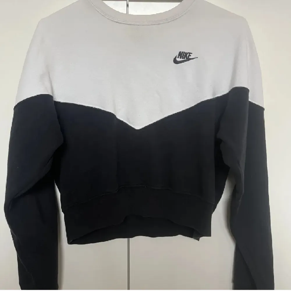 Säljer denna Nike sweatshirt i storlek S. Den är endast använd fåtal gånger men är i nyskick.. Tröjor & Koftor.