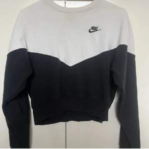 Säljer denna Nike sweatshirt i storlek S. Den är endast använd fåtal gånger men är i nyskick.
