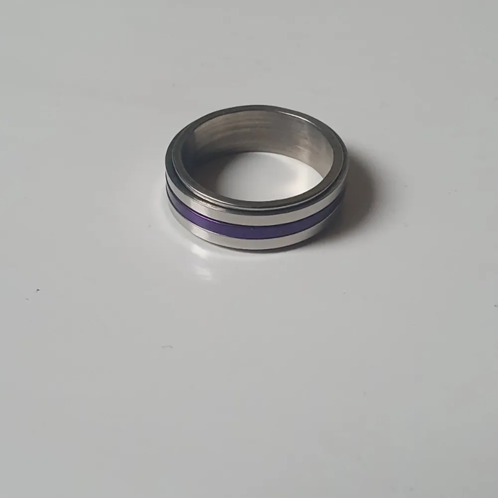 Snygg ring som aldrig använts, går att snurra. Storlek:20mm diameter. Hör gärna av dig för mer information 🤩. Accessoarer.