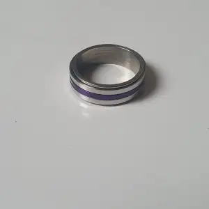Snygg ring som aldrig använts, går att snurra. Storlek:20mm diameter. Hör gärna av dig för mer information 🤩