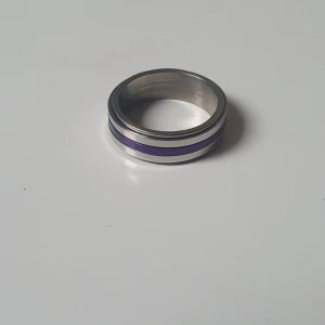Lila, silvrig ring - Snygg ring som aldrig använts, går att snurra. Storlek:20mm diameter. Hör gärna av dig för mer information 🤩