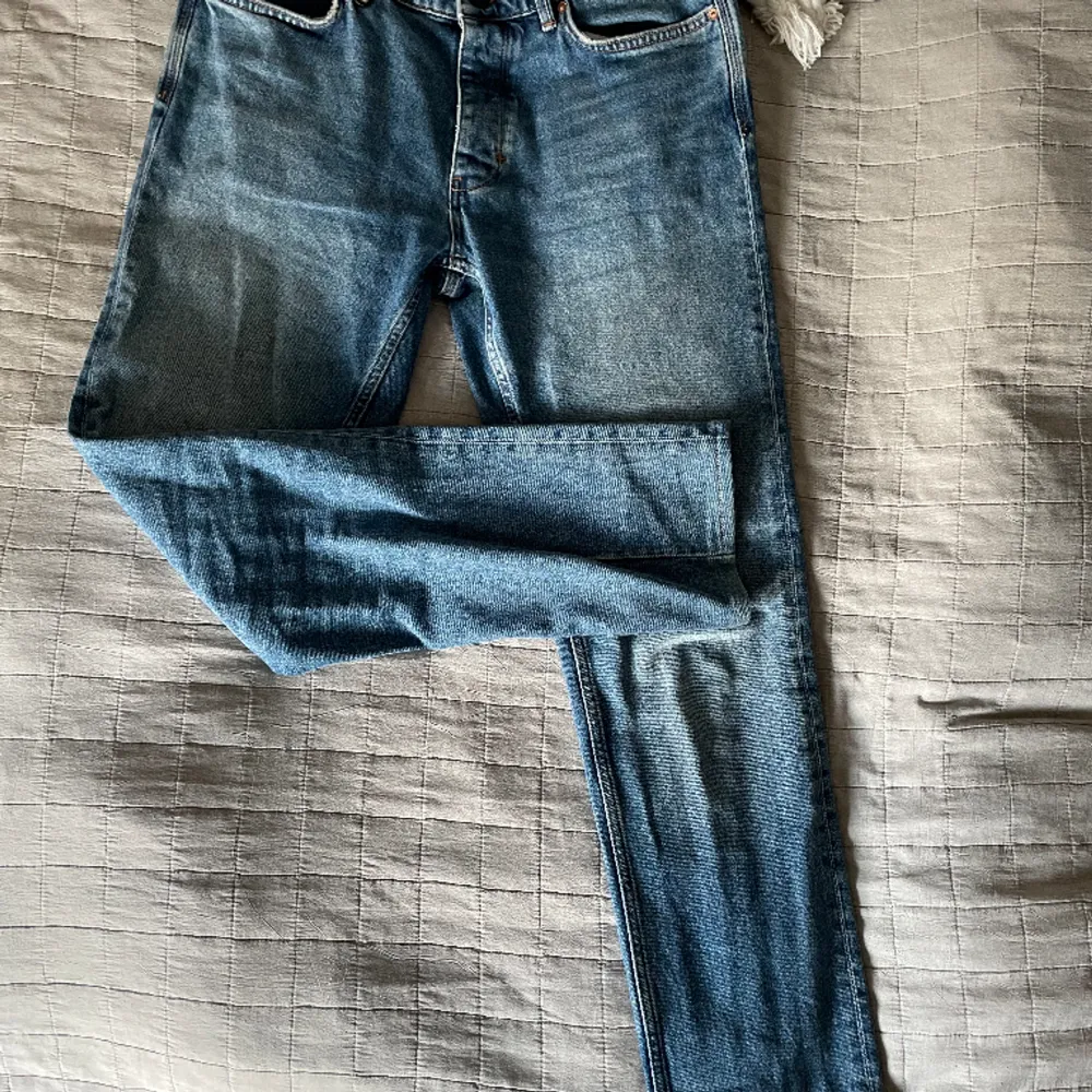 Säljer nu mina NEUW jeans i storlek W31 L34 som passar mellan 180 till 184 Säljer pga att jag inte använder de så mycket längre Nypris 1200kr Mitt pris 450kr. Jeans & Byxor.