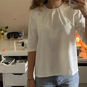 Söt blus - Jättefin typ blus från &otherstrories som tyvärr är lite för liten för mig 🥲