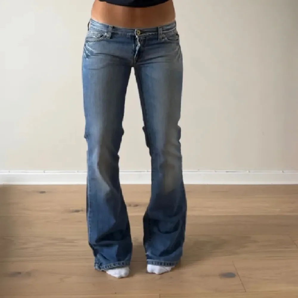 Lågmidjade jeans från replay köpta på plick, så snygga men var tyvärr för långa för mig. Midjemåttet är 80cm och innerbenslängden är 86cm. Lånade bilder!. Jeans & Byxor.