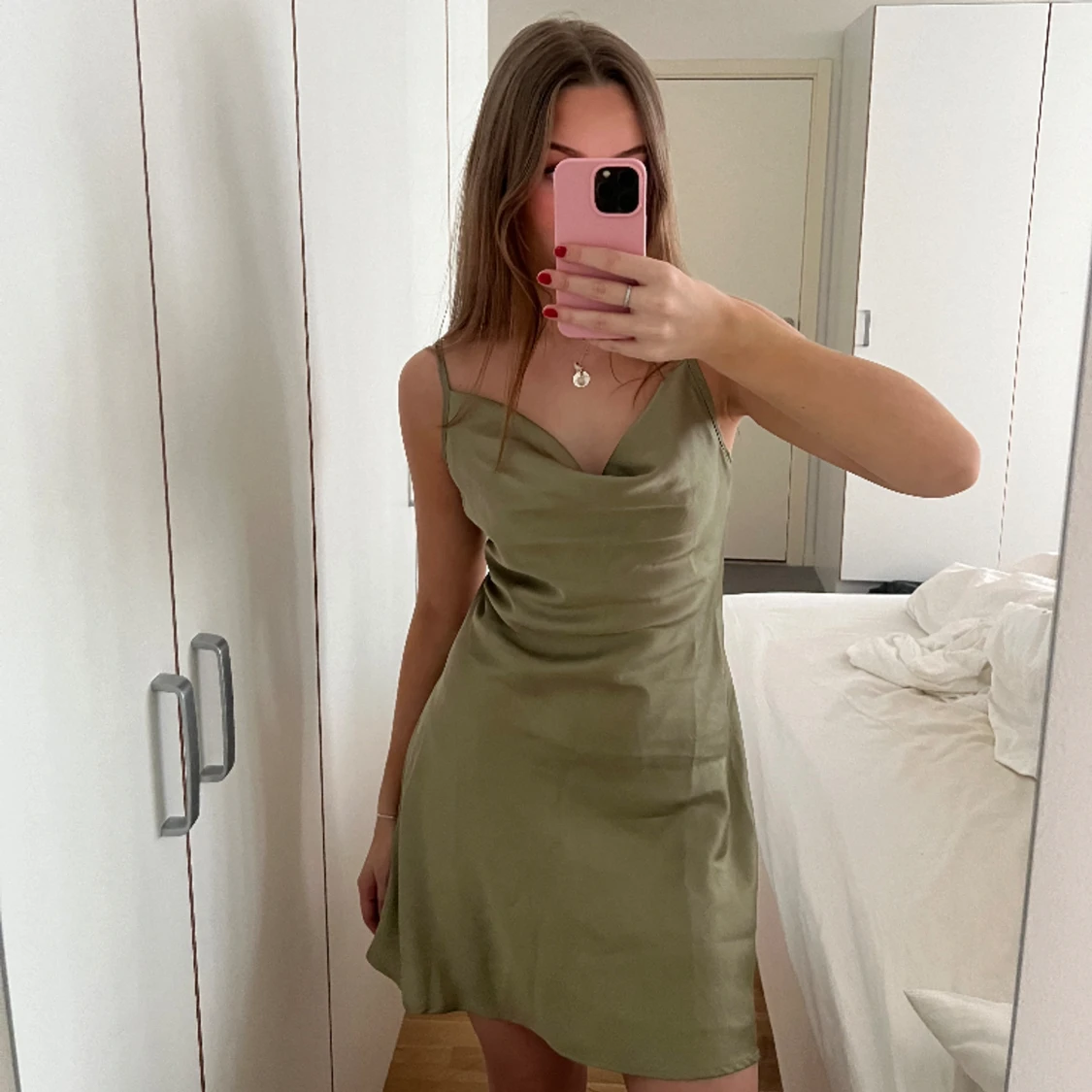 Kort grön satinklänning M