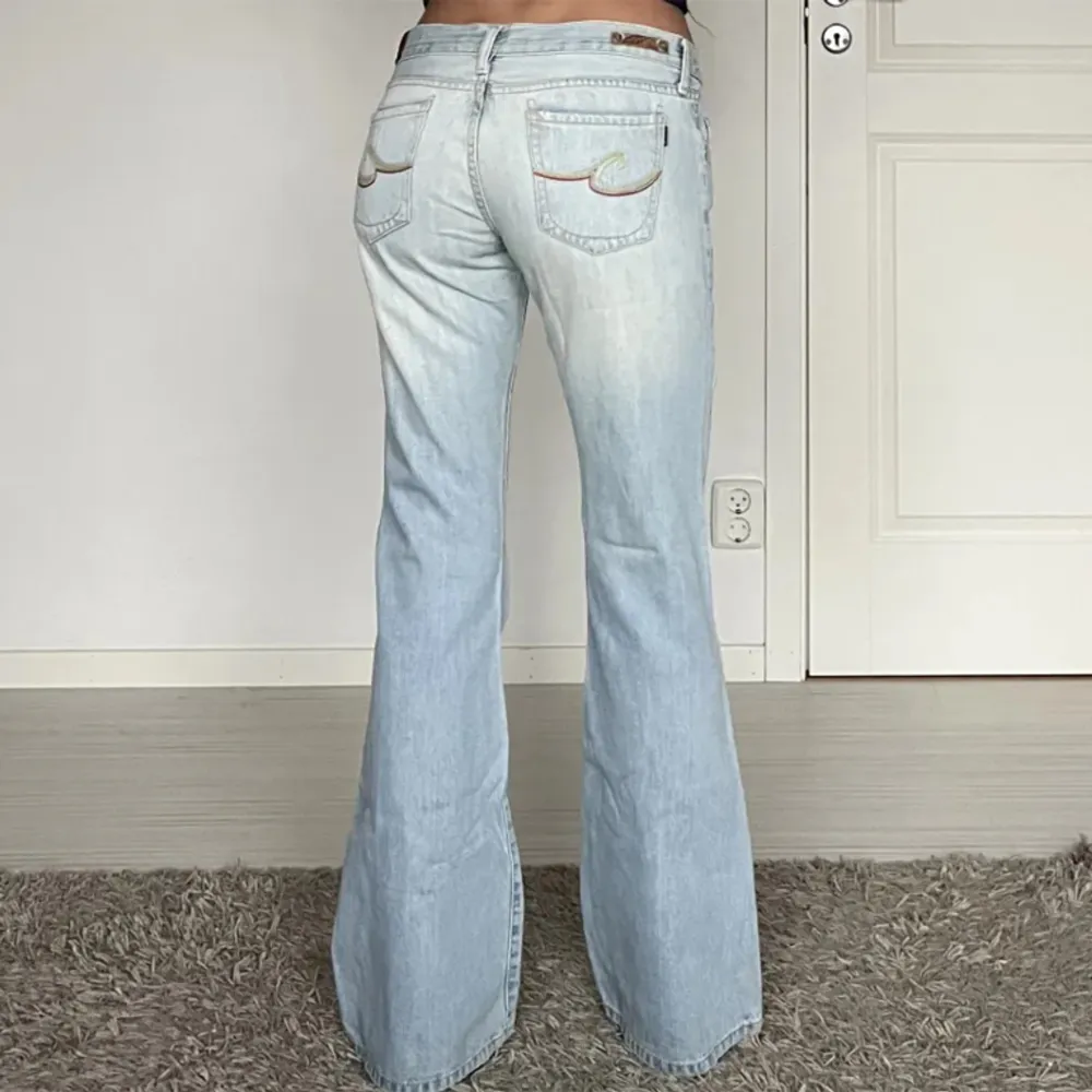 Midjemått:39cm rakt över, innebenslängd: 75cm 💕 Lite slitna vid fötterna men inga större defekter! Skriv för fler bilder 💗  (Lägger upp igen eftersom att den tidigare köparen inte var intresserad längre) . Jeans & Byxor.