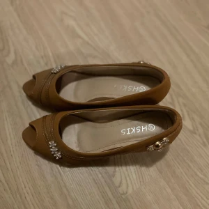 Låga klackskor - Låga klackskor i storlek 37. I bra skick