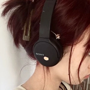 Sony WH-CH510 - Säljer mina Sony WH-CH510 bluetooth hörlurar! De är sparsamt använda då jag har ett annat par. Hörlurarna har riktigt bra batteritid och knappar för att höja/sänka volymen och byta låt. Har tyvärr inte kvar originalförpackningen. Nypris ca. 500kr.