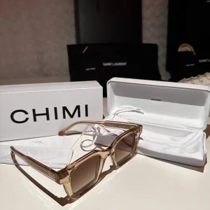 Chimi 04 Ecru - CHIMI 04 glajjor perfekta till sommaren / Våren. I färgen Ecru, Allt tillkommer dvs. Box, Skal, Dustbag samt Glas Puts! Skick 10/10 ☺️Hör gärna av er vid ytterligare Frågor!