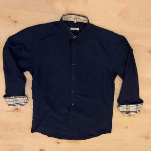Riktigt snygg och trendig mörkblå Burberry Skjorta. Den sitter lite stort på mig, därav anledning till att jag säljer.  Storlek: M/L (mer åt L hållet) Jag på bilden är 183.  Hör av dig mer än gärna om du har fler frågor🙌🏼