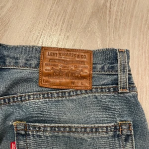Levi’s Jeans  - Säljer dessa snygga Levi’s jeans i modell 551 🤩Sällan och sparsamt använda så skicket är väldigt bra! Kan också skicka fler bilder vid intresse 🤗