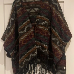 Poncho med knäppe framtill - Fint skick, onesize. Knäppe framtill