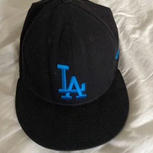 En L,A keps  - Skick 7/10 inga håll bara rätt så använd Ny pris ca 6-700 kr mitt pris 185