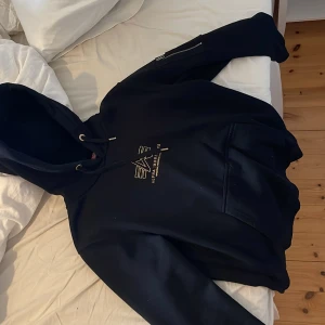 Alpha Hoodie - Nu säljer jag min typ helt oanvända alpha hoodie då jag inte har användning av den längre och vill bli av med den, allt är som nytt på den förutom den röda flärpen som ska hänga på sidan av armen