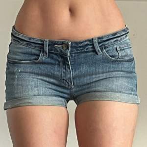 Lågmidjade korta jeans shorts. Finns ingen lapp i dom men skulle säga att dom är en XS. 🪷