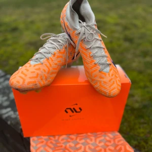 Nike air zoom mercurial superfly 9 elite fotbollssko - Grässko storlek 43. Strumpa lite smutsig men skon i övrigt i jättefint skick. Nypris 3449:-.