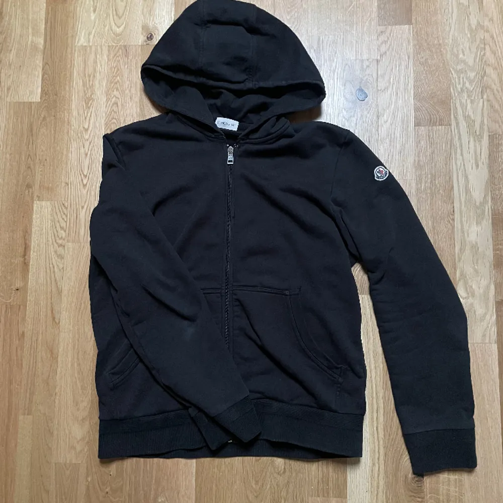 En äkta och snygg zip Hoodie från ”Moncler” i okej skick 7/10. Den är i storlek XL men passar M och L. Tags inuti är bortklippta (Pris kan diskuteras).. Hoodies.