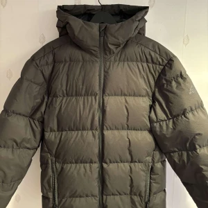 Grön jacka  - Säljer en jacka åt min kille, använd få gånger, passar s-m, jätte bra skick inga defekter 