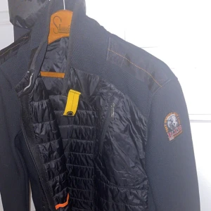 Parajumpers Cardigan - Säljer nu min Parajumpers cardigan. Skicket är bra använd ett fåtal gånger.  Pris kan diskuteras vidare privat.