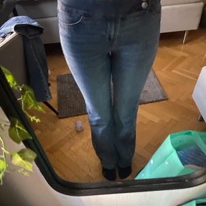 Lågmidjade jeans - Säljer dessa jättefina lågmidjade jeansen fån H&M. De har en cool detalj vid dragkedjan. Midjemåttet är 79cm.