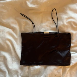 brun kort satin topp - jätte söt brun satin topp som är croppad 💓