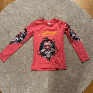Ed Hardy tröja - Rosa ed Hardy tröja! Bra skick, kom privat vid frågor. Använd gärna köp nu🫶