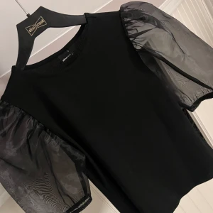 Fest topp  - Från ginatricot med puffärmar i storlek S 🖤