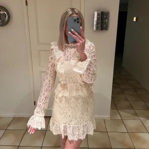 Student klänning  - Så himla drömmig klänning från nakd (gammal kollektion) i storlek 36 som är perfekt till student. Aldrig använd, nyskick. Skriv vid intresse eller frågor. 