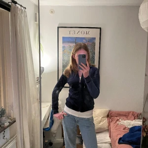 Mörkblå zip up - I velour aktigt material (mjuk och len). Kom gärna med prisförslag! 