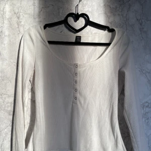 Tröja - En jätte fin tröja som kan va lite genomskinlig om du har t.ex skrikig top under annars är den skönt och bra kvalite, har använts Max 3 gånger.