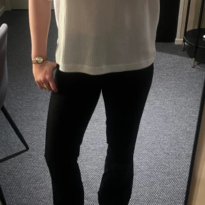 Kostymbyxor  - Hög midja, sköna, snygga och dom är från bikbok. Jag använder inte köp nu! 