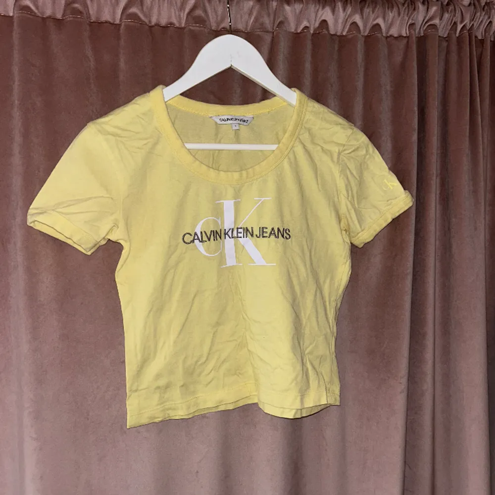 Gul Calvin Klein T-Shirt/Crop-TopđŒDen Ă€r i superbra skick och i storlek XS. T-paidat.