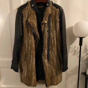 Rockandblue skinnjacka  - Rockandblue skinnjacka med äkta päls strl 34, använd ett fåtal gånger , finns ej att köpa i butik längre, nypris 6999kr