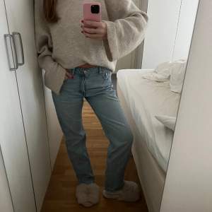 Jättefina långa low waist jeans från pull & bear i strl 40, jag är 177 för referens🫶🏼 frakt tillkommer