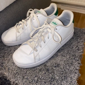 Adidas sneakers - Använda några gånger, men är i mycket gott skick. De tecken på användning som finns syns på bilderna. Säljer helt enkelt pga att de inte passar mina fötter.  Skriv för fler bilder. 
