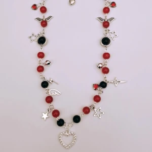 Y2k halsband och armband set - Röda och svarta glaspärlor, vita akrylpärlor, silverdetaljer och båda är justerbara. Armbandet passar storlekarna 16-18cm, men andra storlekar kan också tillverkas efter önskemål. 