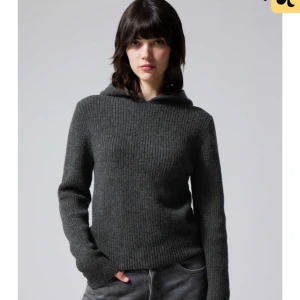 zuri knit hoodie weekday - En mysig slim fit ribbstickad luvtröja gjord på mjuk återvunnen polyester och ullblandning- Garanterar att den inte sticks! Köpt för 600kr på weekday, säljes för 500kr fast pris💗 Så hög kvalitet, använd 1 gång och säljes då jag inte använder längre. 