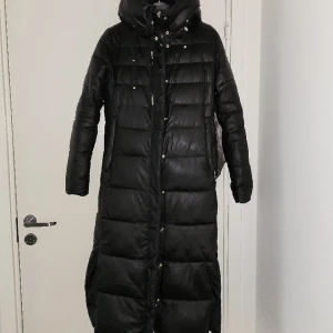 Lång jacka - En lång och tjock jacka som är i bra skick.