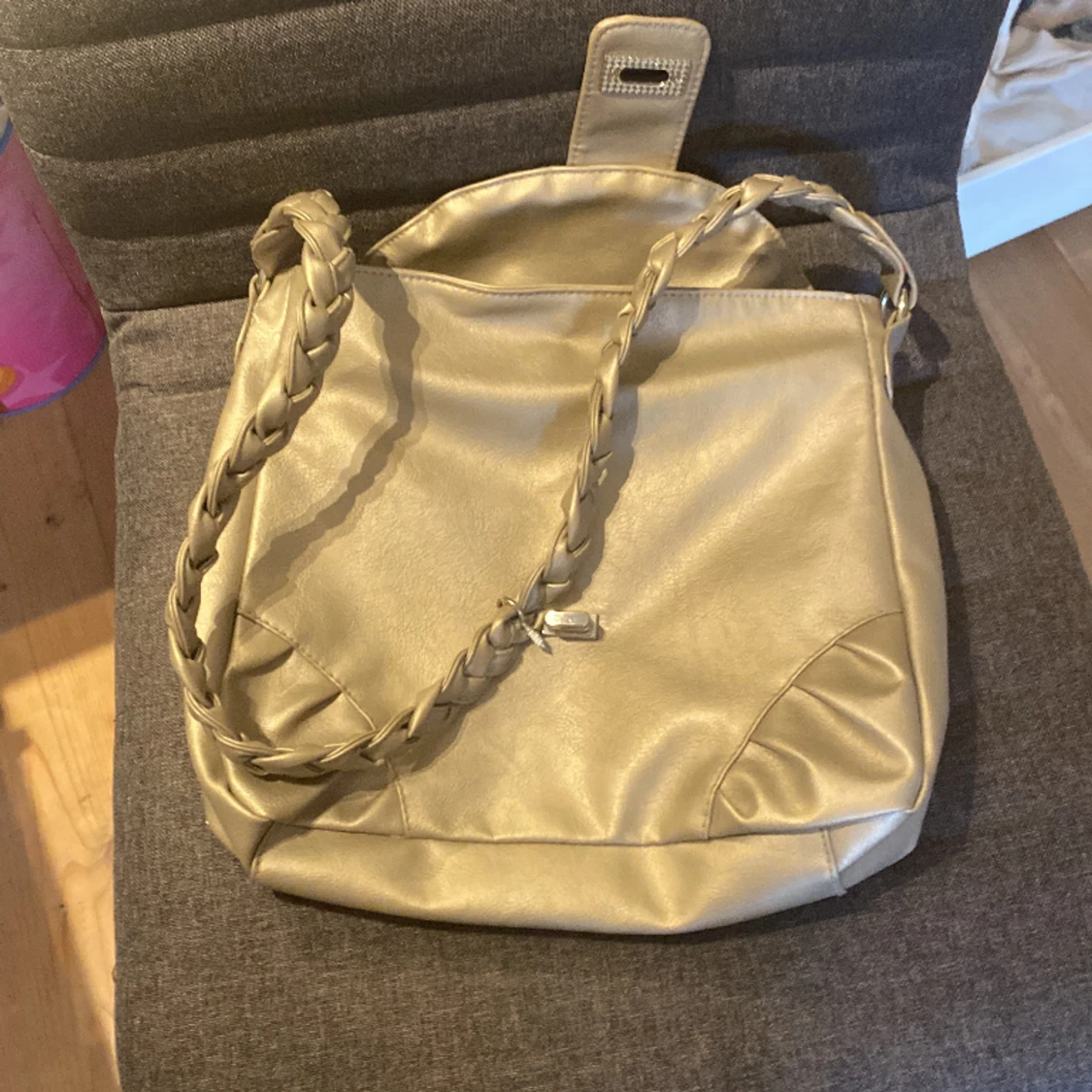 Säljer denna väska den inte används längre. vet inte vart den är ifrån