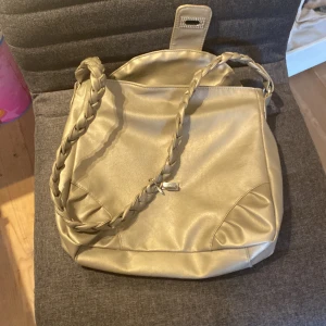 Säljer denna väska den inte används längre. vet inte vart den är ifrån - Den är några gammal men har inte används så mycket är ganska bra skick 