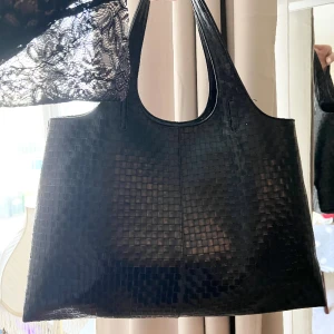 Handväska - Sjukt snygg och rymlig handväska i detta populära ”rutiga” materialet. Perfekt till jobb eller skola och rymmer t.ex dator och böcker