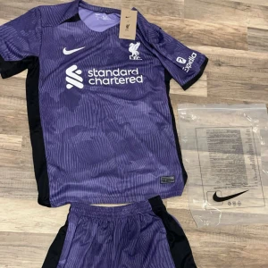 Liverpool Tredjetröja 2023/24 - Helt ny livetpool kit , säljer för den passade inte mig ( frågor om kitet skriv privat, eller om mer bilder)