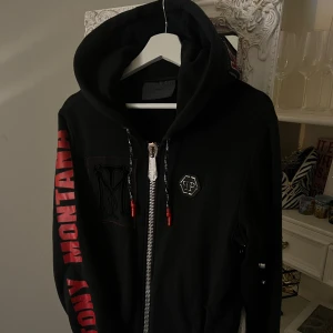 Philip Plein hoodie - Säljer en Philip Plein hoodie som inte kommer till användning längre. Den är köpt för ca 10 000kr🔥. Finns några defekter därav det billiga priset (stenar som har ramlat av från luvan bland annat, se bilder)