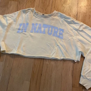 Kort magtröja - Fint skick, från h&m, storlek S. Den väger 223 gram, så frakten blir 54 kronor.