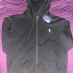 Polo Ralph Lauren zip up hoodie - Säljer denna hoodie i storlek S för 700kr Pris kan diskuteras  Är värd närmare 2000kr Skriv gärna vid intresse  Möts upp i Stockholm 